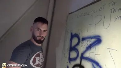 Le beau gosse français se soumet à une grosse bite arabe