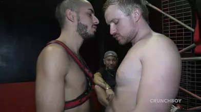 Ce gros cul musclé baisé en plein public