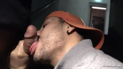 À genoux. Maintenant. Bien profond.