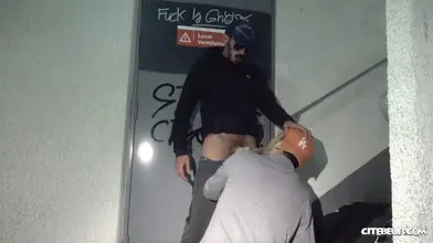 À genoux. Maintenant. Bien profond.