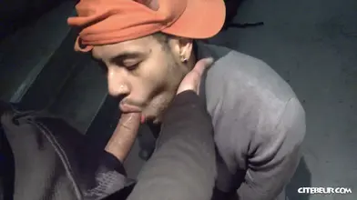 À genoux. Maintenant. Bien profond.