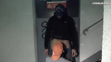 À genoux. Maintenant. Bien profond.