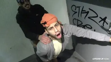 À genoux. Maintenant. Bien profond.