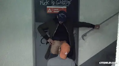 À genoux. Maintenant. Bien profond.