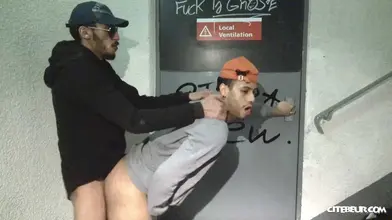 À genoux. Maintenant. Bien profond.