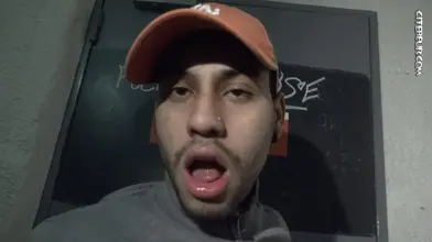 À genoux. Maintenant. Bien profond.