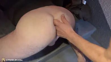 Kad n’arrive pas à décrocher de ce cul