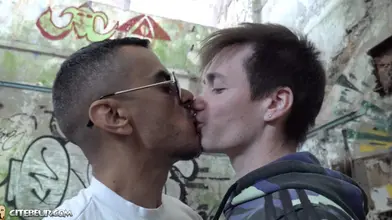 Gémis pour une grosse bite veineuse