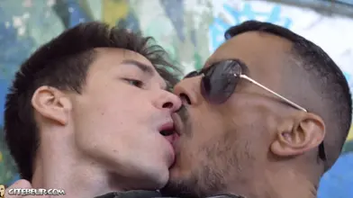 Gémis sur cette grosse bite veineuse