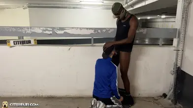 Un militaire noir bien monté se fait adorer sur le parking