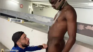 Un militaire noir bien monté se fait adorer sur le parking