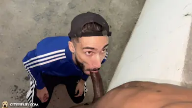 Un militaire noir bien monté se fait adorer sur le parking