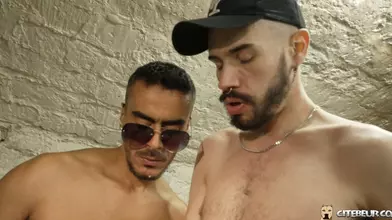 Trio en cave — encagoulé avec deux tops