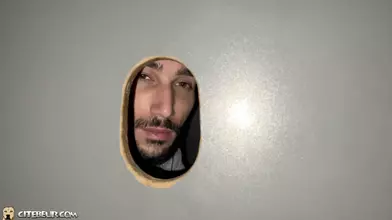 Plaisirs de Glory Hole Gay avec un Suceur de Bite Affamé