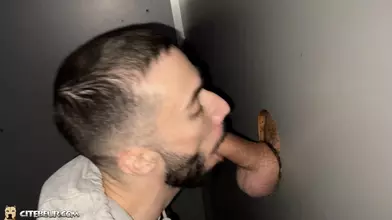 Fan de glory holes, il se régale