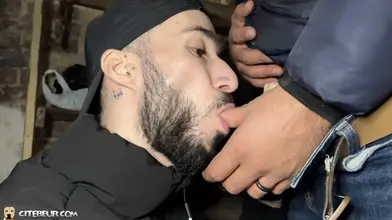 Un nouveau qui se fait sucer pour la bienvenue