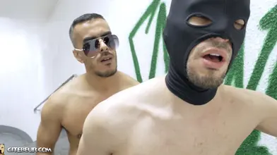 Tu veux ce cul ? Viens le prendre