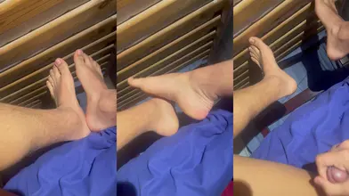 Jeune mec se branle et montre ses pieds