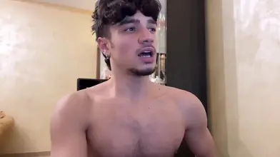 Beau gosse arabe jouit dans sa bouche