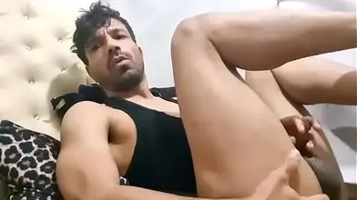 Je me branle pour l’amour des trous bien serrés des mecs mûrs.