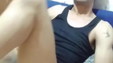 Branlette express de Majid avec sa grosse bite bien épaisse