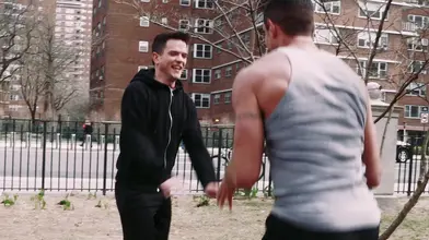 Hugo se fait utiliser par un top arabe