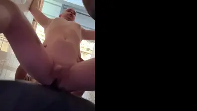 Un twink se fait remplir par un sexy daddy arabe aux toilettes d’une aire routière