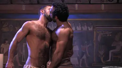 Huessein, beau mec poilu, et Steve Cruz, super étalon poilu