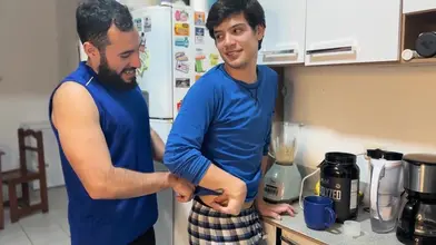 Mon pote m’aide à “prendre ma protéine”… pas celle du blender