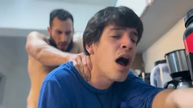 Mon pote m’aide à “prendre ma protéine”… pas celle du blender