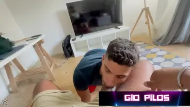 Stallion arabe me traite comme son jouet sexuel sous son pied