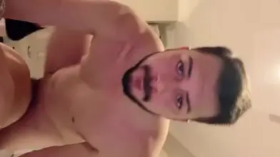 Encule sous le lit - Vue d'en bas