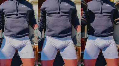 Mon énorme bulge dans mon short spandex