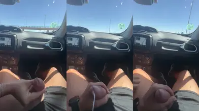 Il m'a fait éjaculer dans la voiture