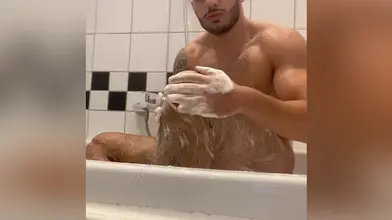 Arad sous la douche