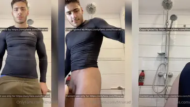 Mec Excité qui Branle Après l'Entraînement avec Masturbateur