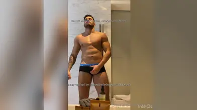 Je me branle dans la salle de bain pendant que ma famille est près