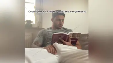 Il lit un livre et se branle