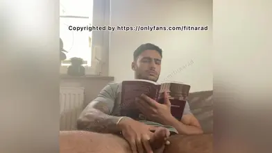 Il lit un livre et se branle