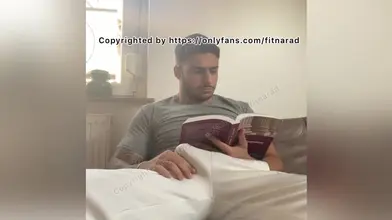 Il lit un livre et se branle