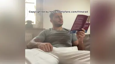 Il lit un livre et se branle