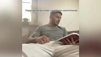 Il lit un livre et se branle