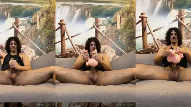 Joue avec son masturbateur