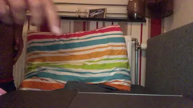 Je me branle devant un film porno