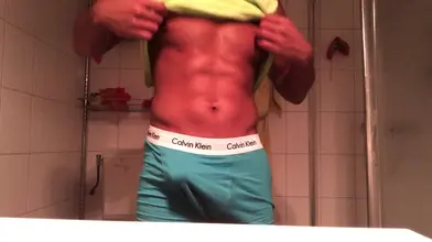 Je me suis relevé en pleine nuit dans la maison de mes parents pour me branler dans la salle de bain