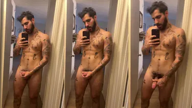Rudy Ayoub – Selfies nu dans le miroir de la salle de bain, corps tatoué et bite dure