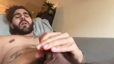 Rudy Ayoub – Torse nu sur le canapé en se branlant les yeux fermés