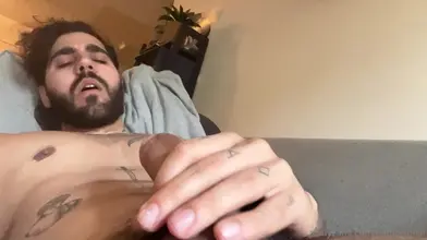 Rudy Ayoub – Torse nu sur le canapé en se branlant les yeux fermés