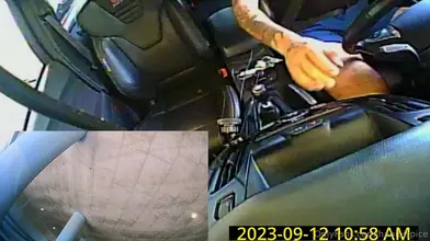 Rudy Ayoub – Se branle la bite dans sa voiture lors d'un solo audacieux en plein jour