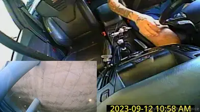 Rudy Ayoub – Se branle la bite dans sa voiture lors d'un solo audacieux en plein jour